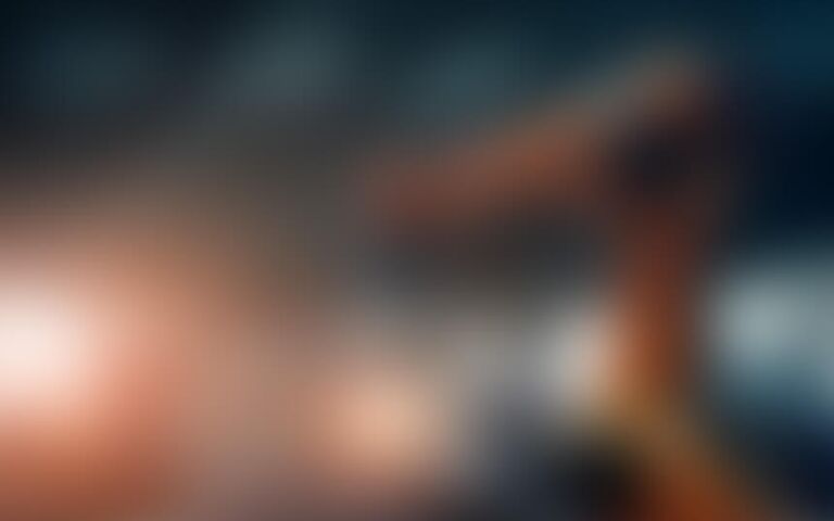 Roboterarm schweißt an einem Motor